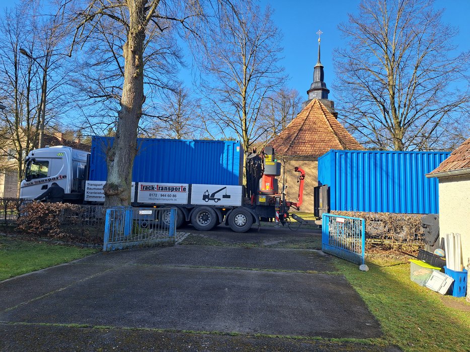 Lagercontainer werden angeliefert
